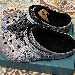 🔥BLACK AND GREY PAISLEY LINED CROCS SUPER RARE NEW!!